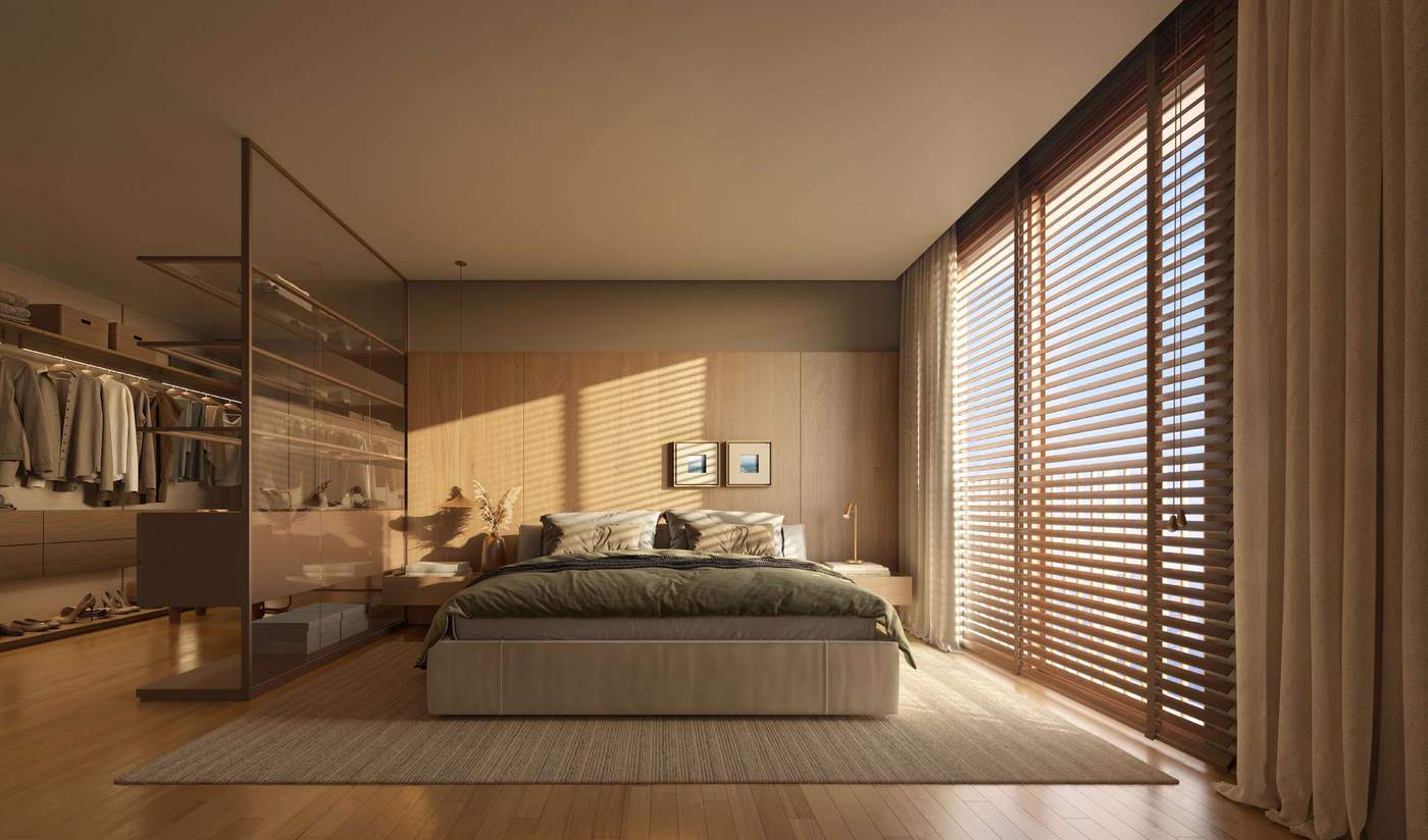 Suíte com cama, painel de madeira, closet envidraçado e persianas filtrando o sol